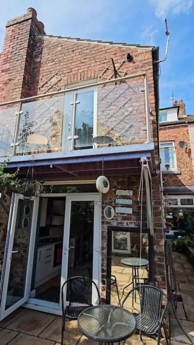 Redcar - Seafront, 6 Bedrooms, Short Stays Apartment in England