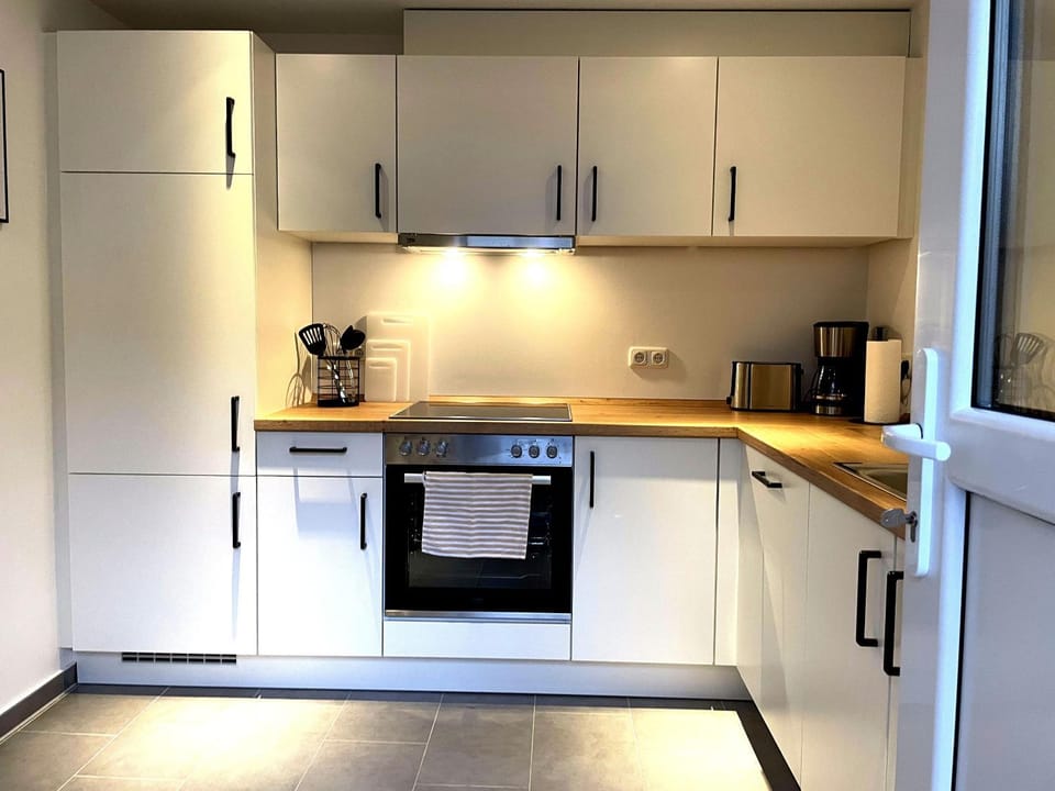 Coffee/tea facilities, Kitchen or kitchenette, dishwasher, oven, stove, toaster