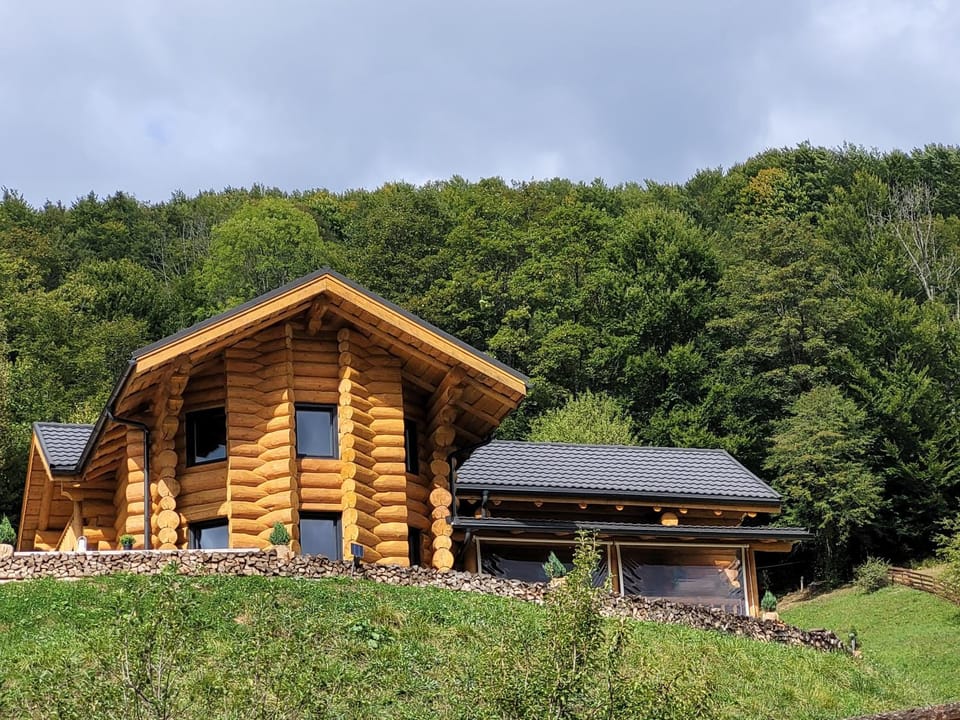 Property building, Day, Natural landscape, Garden, Garden view