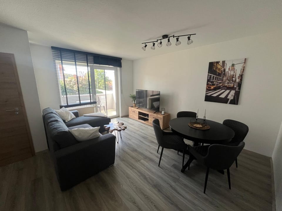 TV and multimedia, Living room, Seating area, Dining area