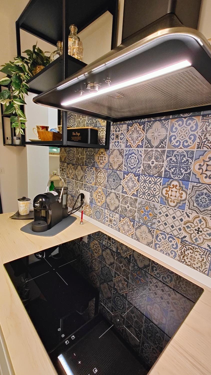 Coffee/tea facilities, Kitchen or kitchenette, stove