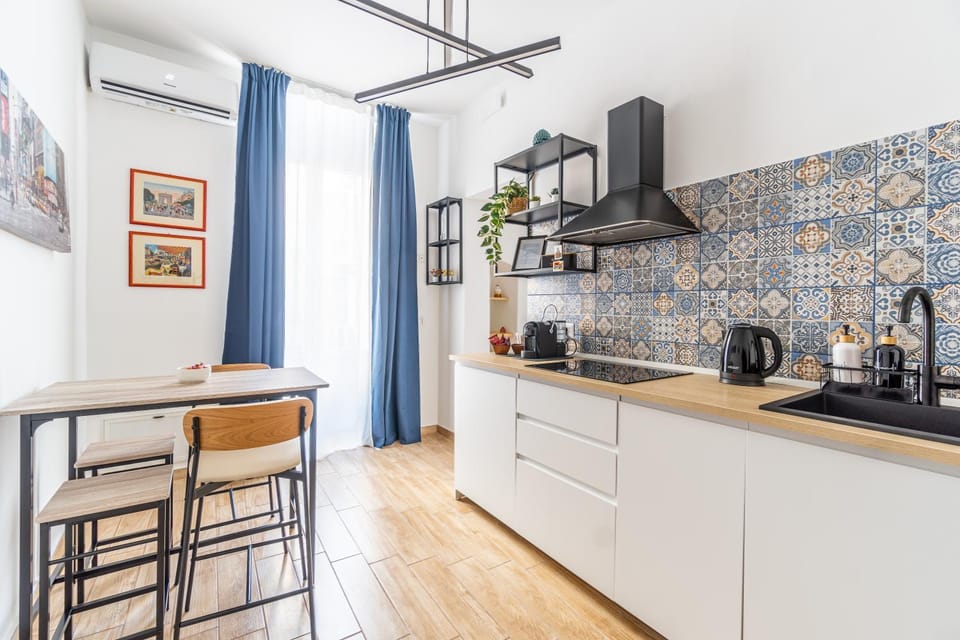 Coffee/tea facilities, Kitchen or kitchenette, Dining area, stove