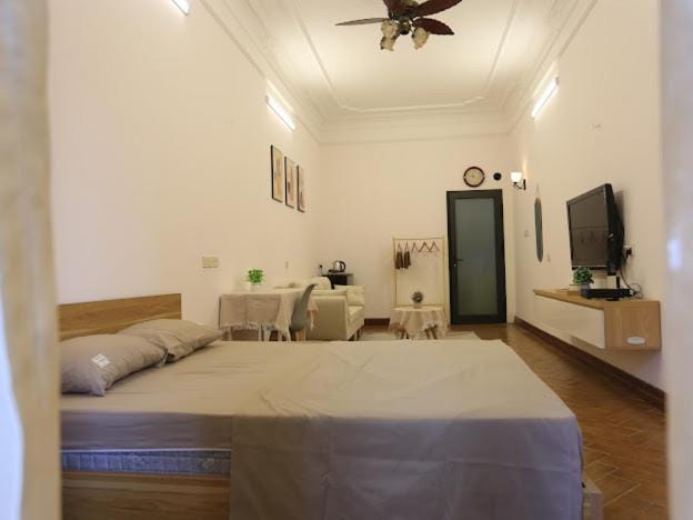Communal lounge/ TV room, Bed, TV and multimedia, Photo of the whole room, Bedroom, air conditioner