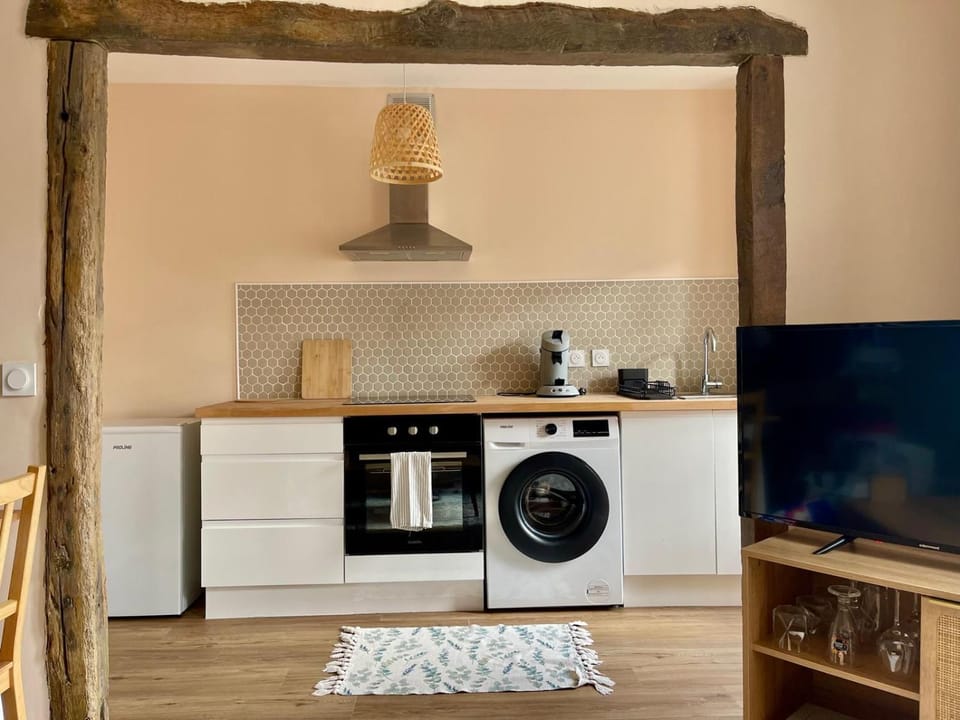 Kitchen or kitchenette, oven, stove, washing machine