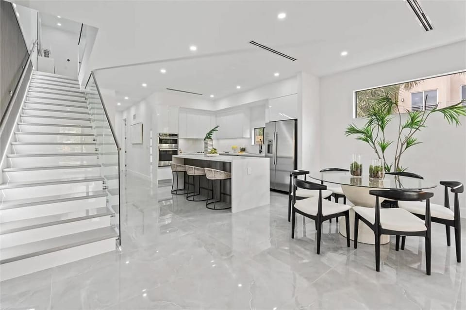 Kitchen or kitchenette, Dining area, oven