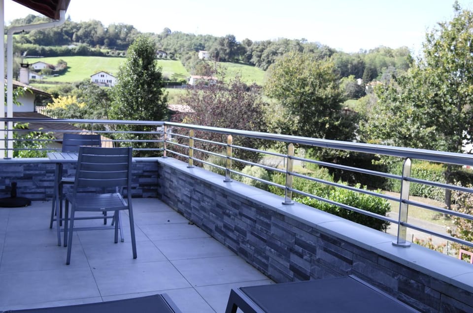 Gîtes Jara et Mendia, Maison Eguzki-Lore, Saint-Jean-Pied-de-Port, Pays Basque Apartment in French Basque Country