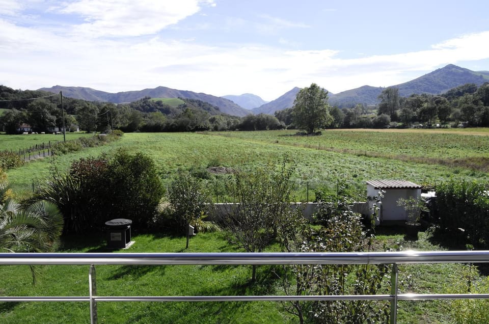 Gîtes Jara et Mendia, Maison Eguzki-Lore, Saint-Jean-Pied-de-Port, Pays Basque Apartment in French Basque Country