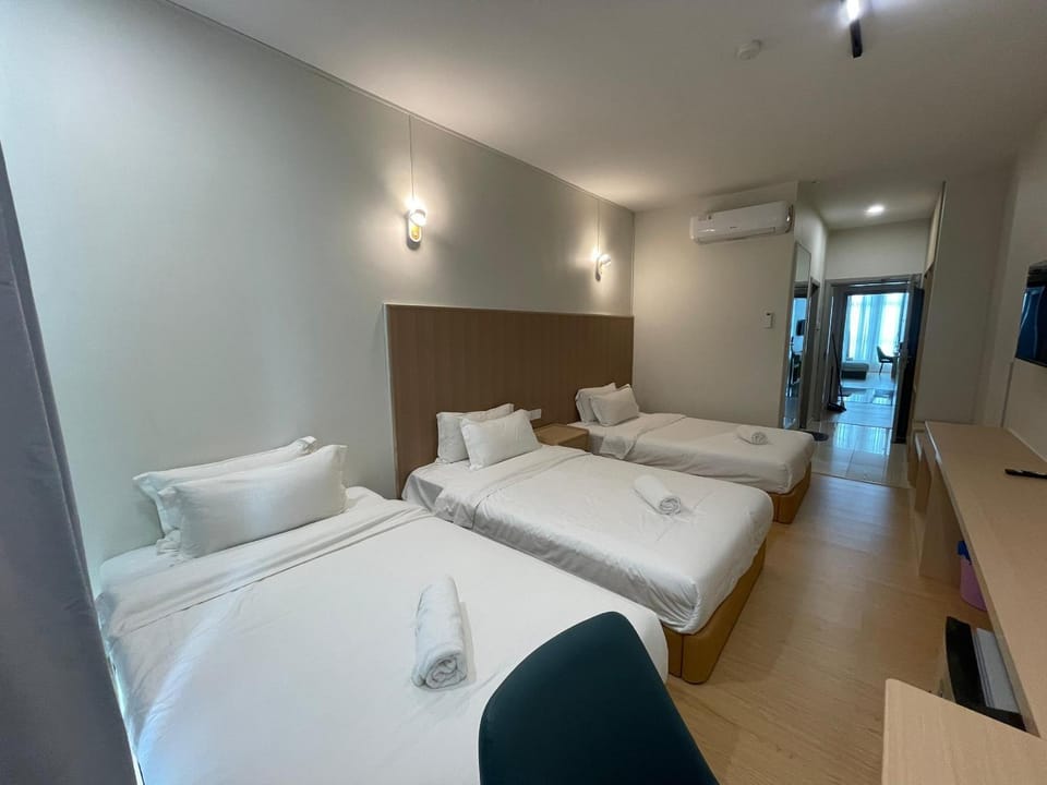 Bed, TV and multimedia, Photo of the whole room, Bedroom, towels