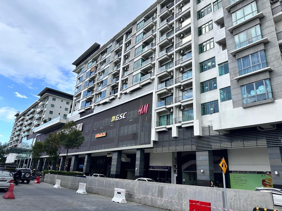 Property building, Restaurant/places to eat, Neighbourhood, Shopping Area