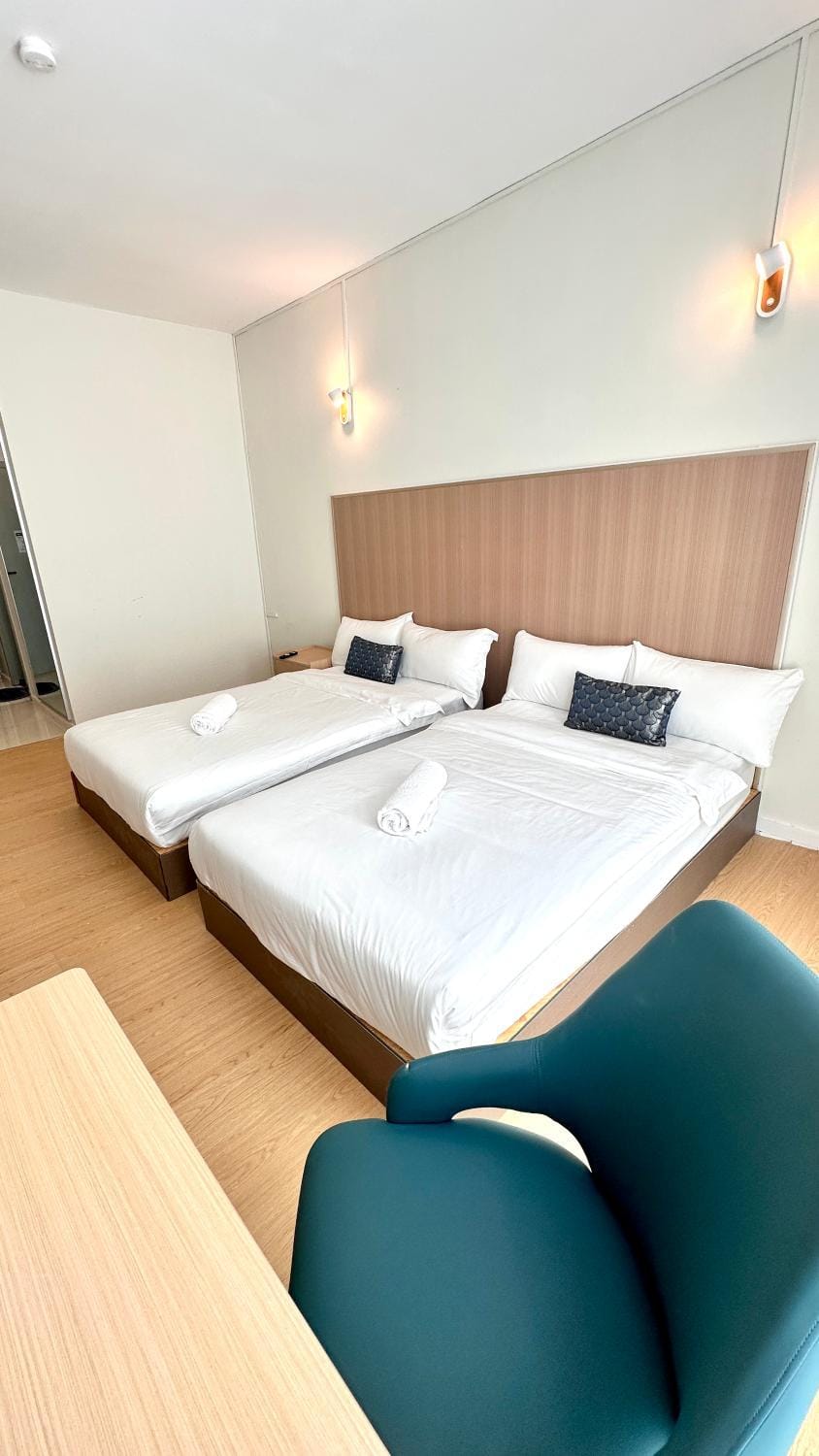 Bed, Bedroom, towels