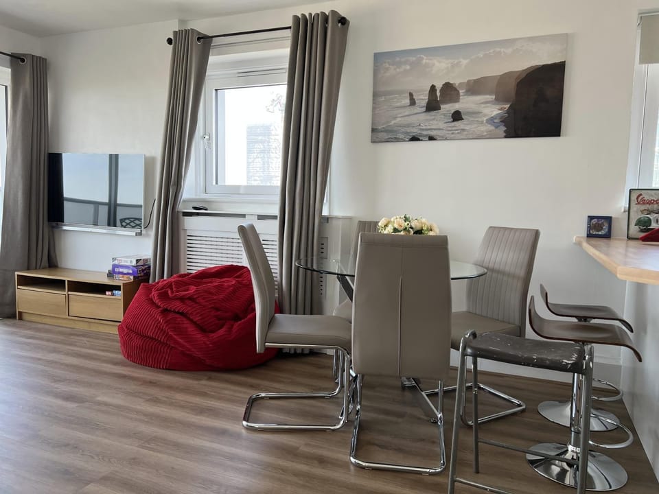 TV and multimedia, Living room, Seating area, Dining area