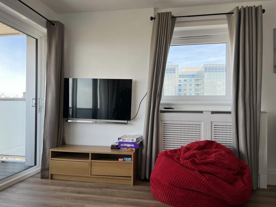 Communal lounge/ TV room, TV and multimedia, Living room