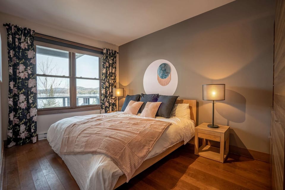 Condo overlooking Lac Superieur & mountain views House in Ontario