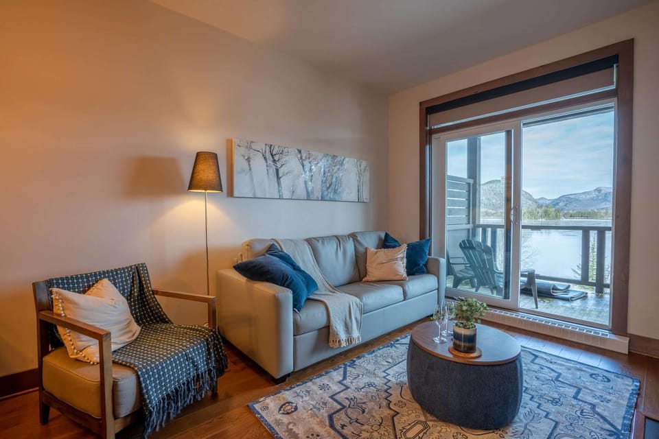 Condo overlooking Lac Superieur & mountain views House in Ontario