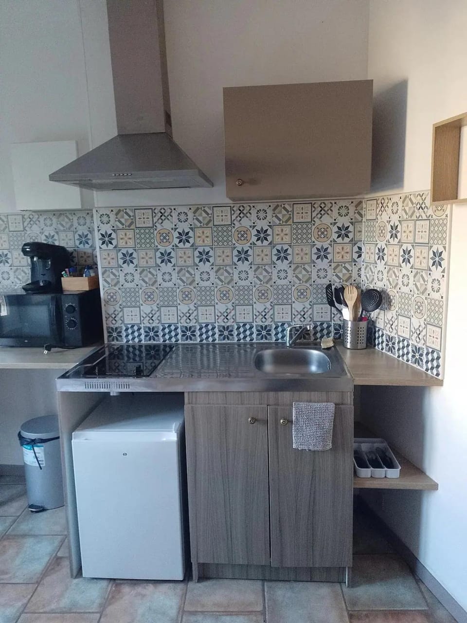 Kitchen or kitchenette, minibar