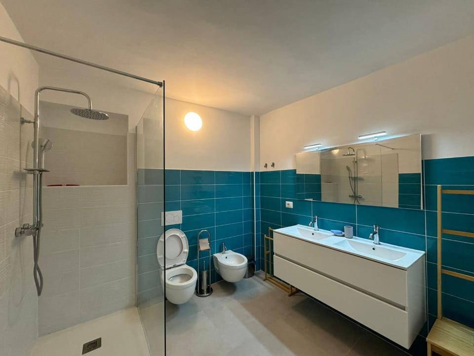 Shower, Toilet, Bathroom, bidet, towels