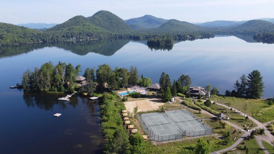 Suite with mountains view & Resort access House in Ontario