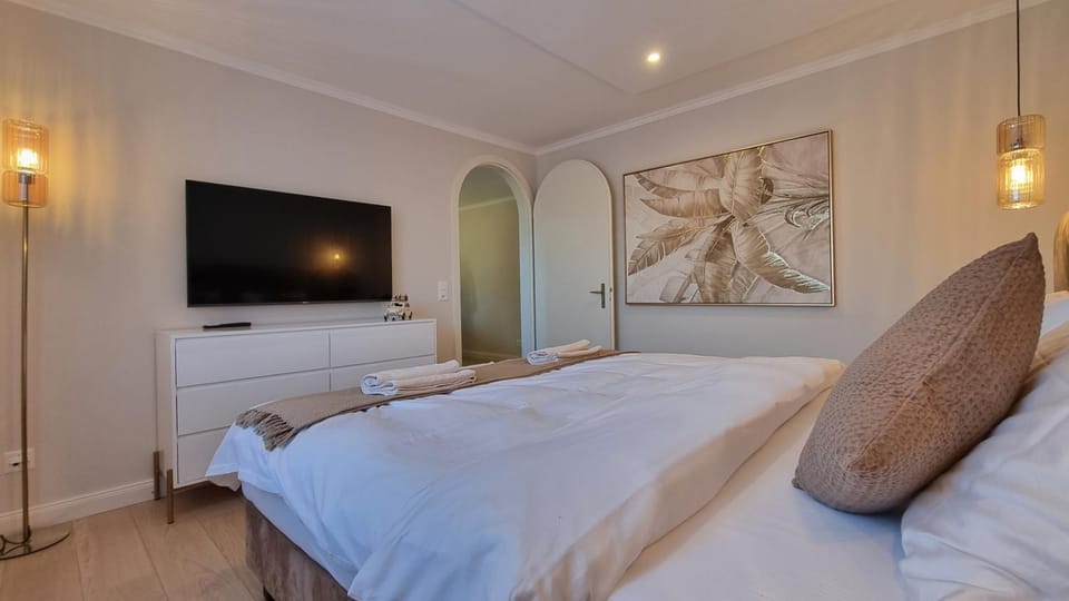Bed, TV and multimedia, Bedroom
