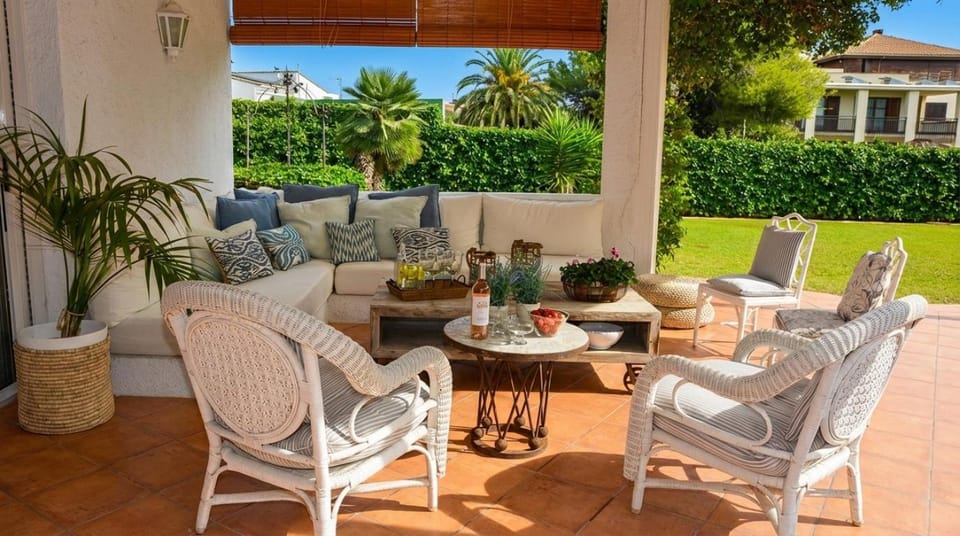 Villa Abu Lita 3 minutos andando playa Renovada Piscina y Jardin XXL Autentico lujo Villa in Sitges
