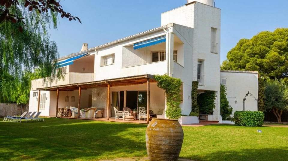 Villa Abu Lita 3 minutos andando playa Renovada Piscina y Jardin XXL Autentico lujo Villa in Sitges