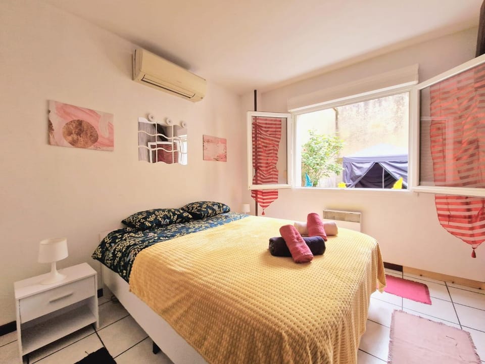 Bed, Photo of the whole room, towels