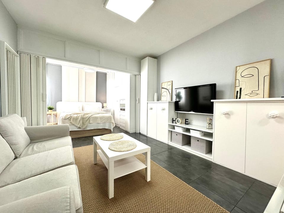 Communal lounge/ TV room, Bed, Living room, Photo of the whole room, Seating area