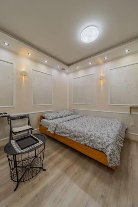 Bed, Living room, Photo of the whole room, Seating area, Bedroom