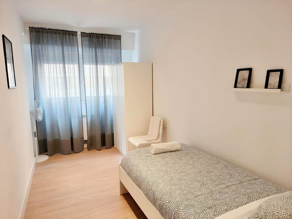 Photo of the whole room, Bedroom