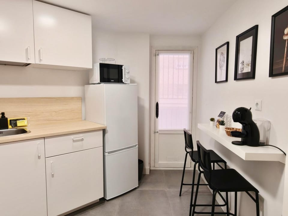 Kitchen or kitchenette, Dining area, stove