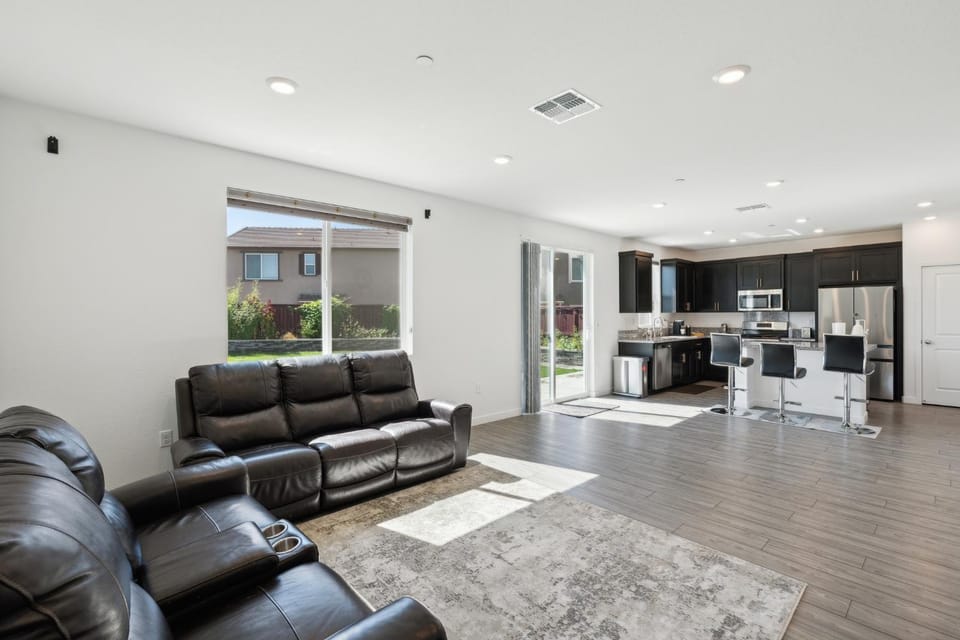 Spacious 3BR Home with Charming Backyard home House in Folsom