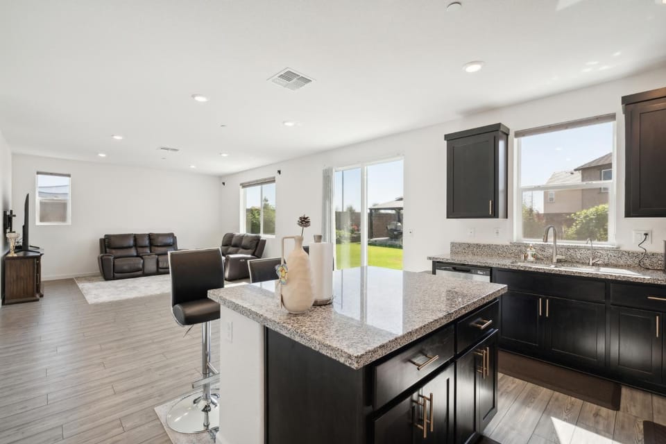 Spacious 3BR Home with Charming Backyard home House in Folsom