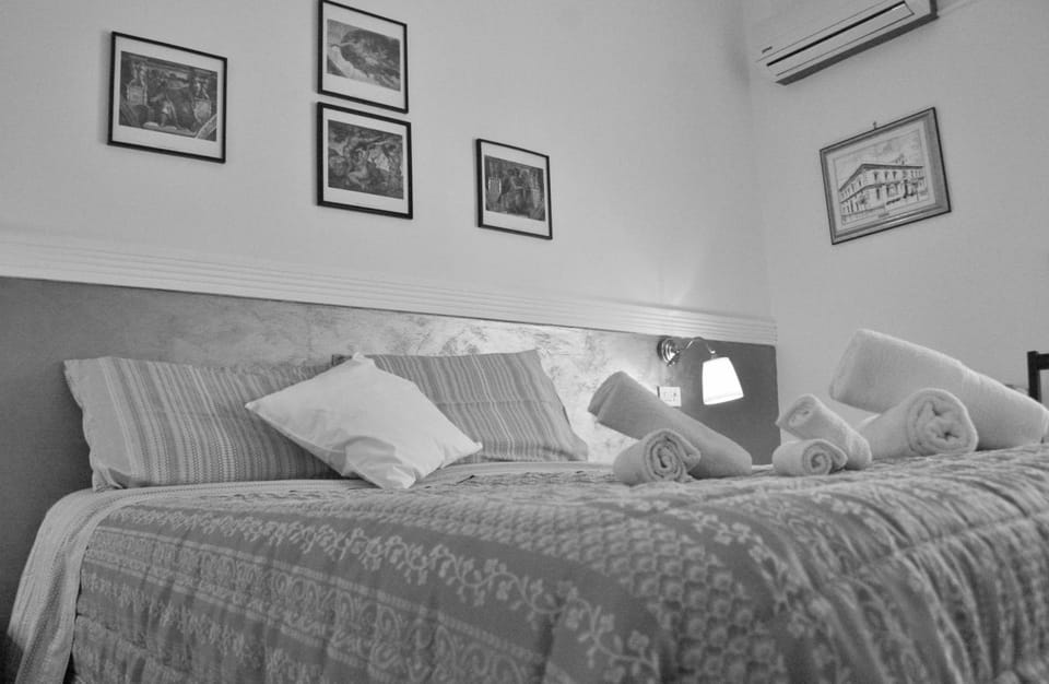 Bed, Photo of the whole room, Decorative detail, Decorative detail, Bedroom, On site, Area and facilities