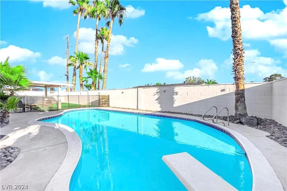 Getaway Villa w Pool in Vegas 10 Mins to Strip House in Las Vegas