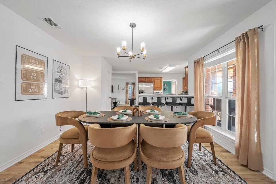 Kitchen or kitchenette, Seating area, Dining area