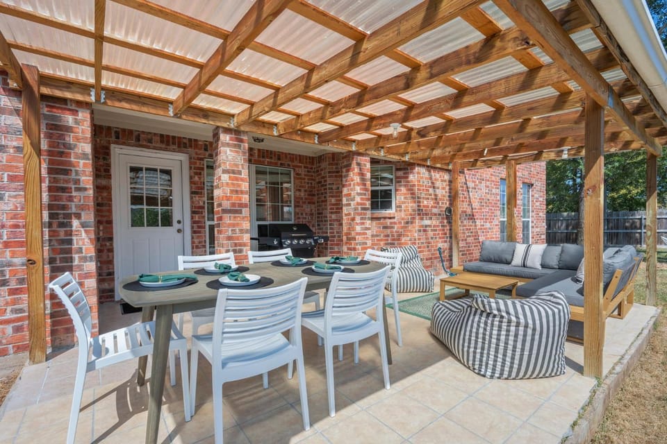 Patio, BBQ facilities, Seating area, Dining area