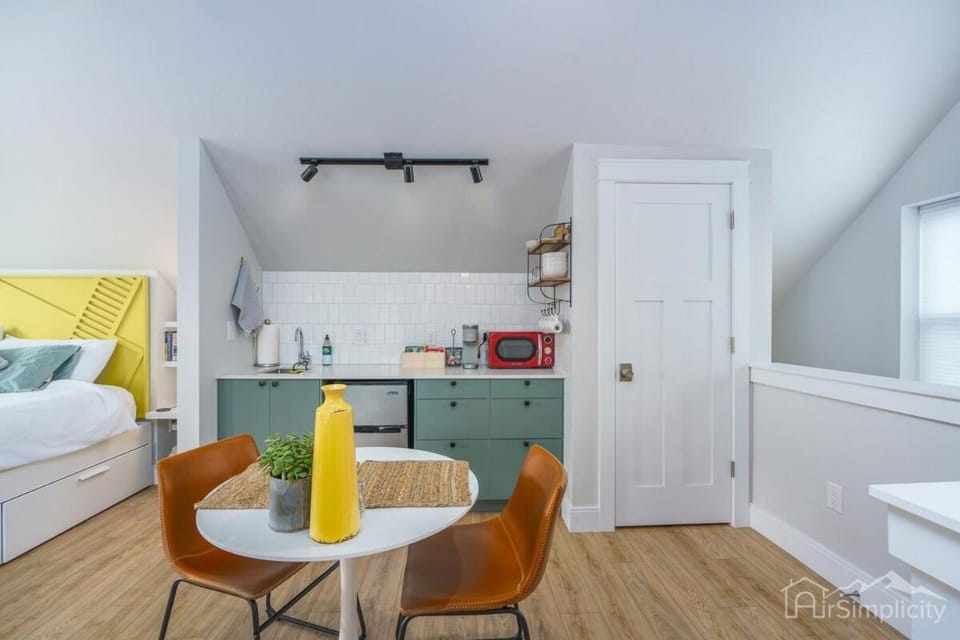 Downtown Denver Guesthouse Near RiNo Bed and Breakfast in Denver