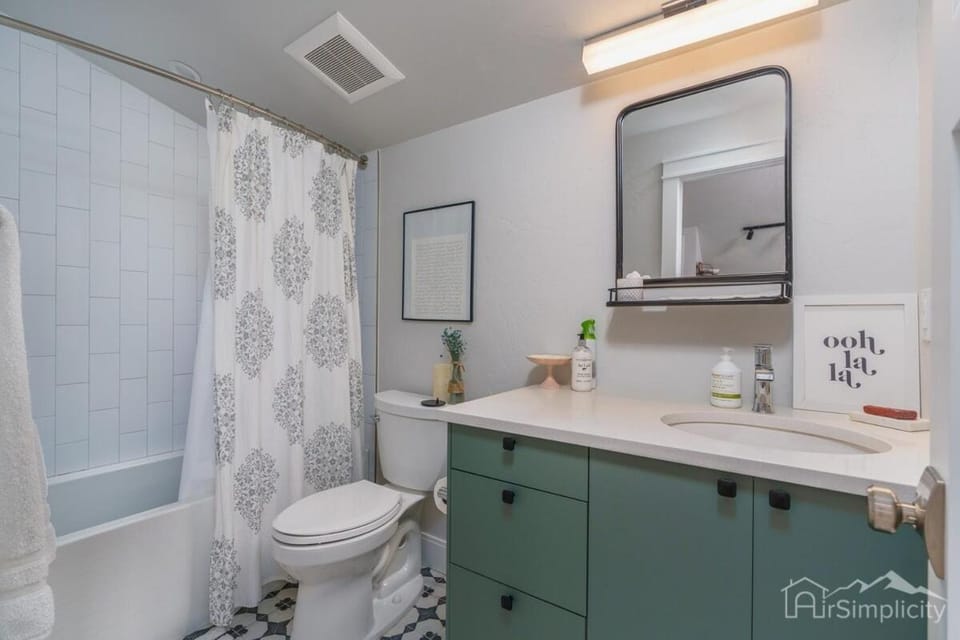 Downtown Denver Guesthouse Near RiNo Bed and Breakfast in Denver