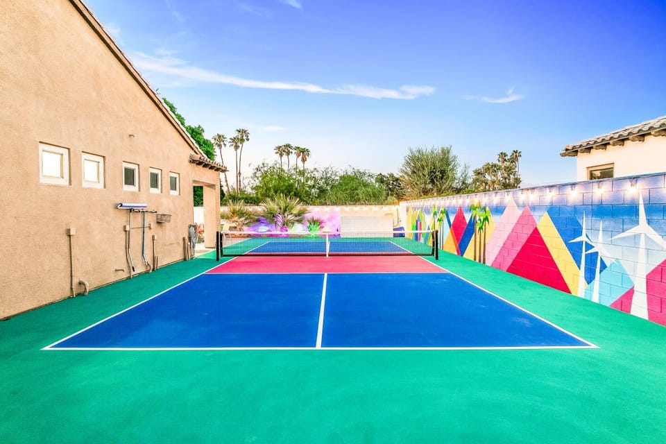 BigBiggie with Waterslide and 100k Game Room House in La Quinta