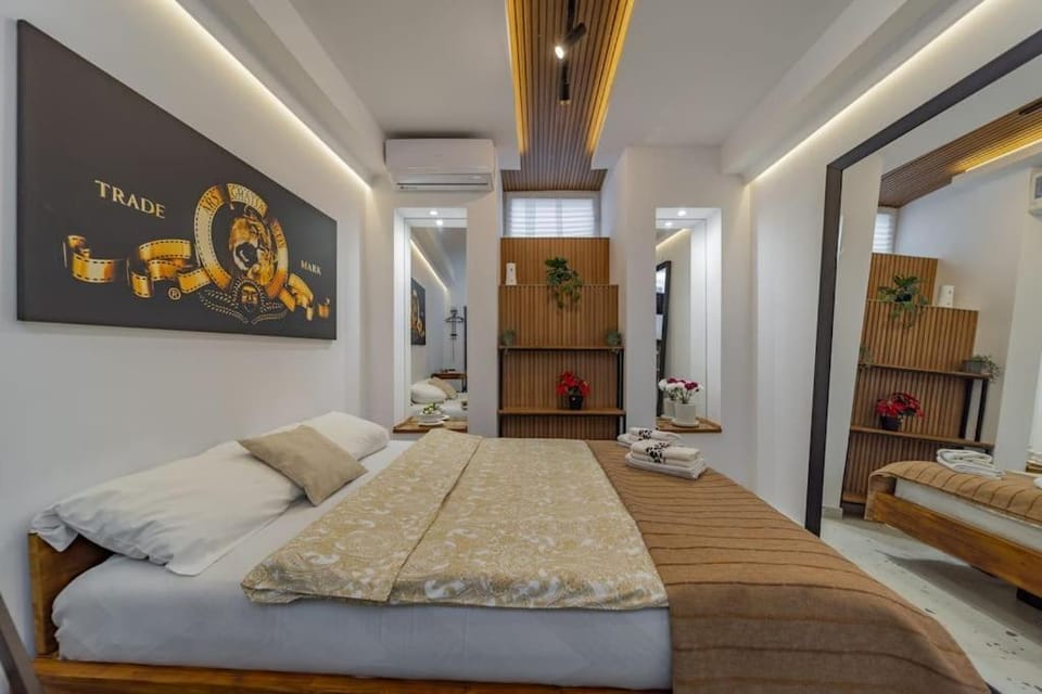 Bed, Living room, Photo of the whole room, Seating area, Bedroom, air conditioner