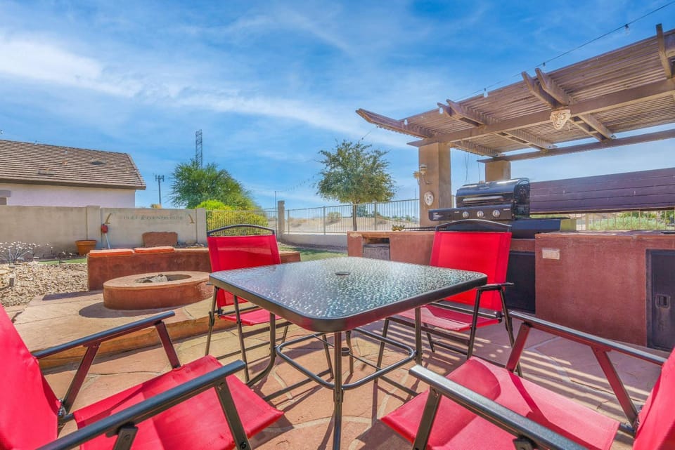 Family Fun Retreat Themed Rooms BBQ & Golf Course House in Avondale