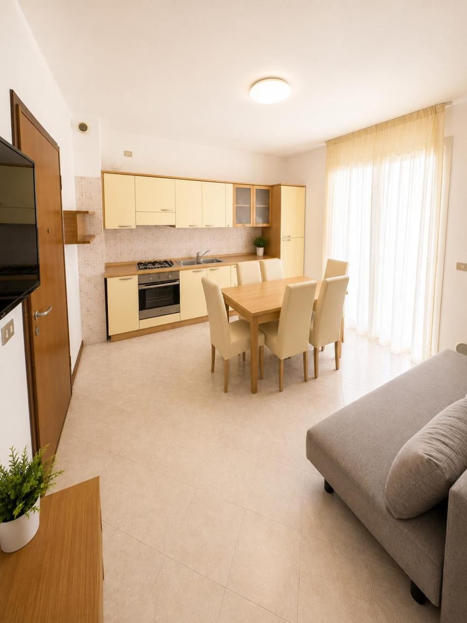 Kitchen or kitchenette, Dining area