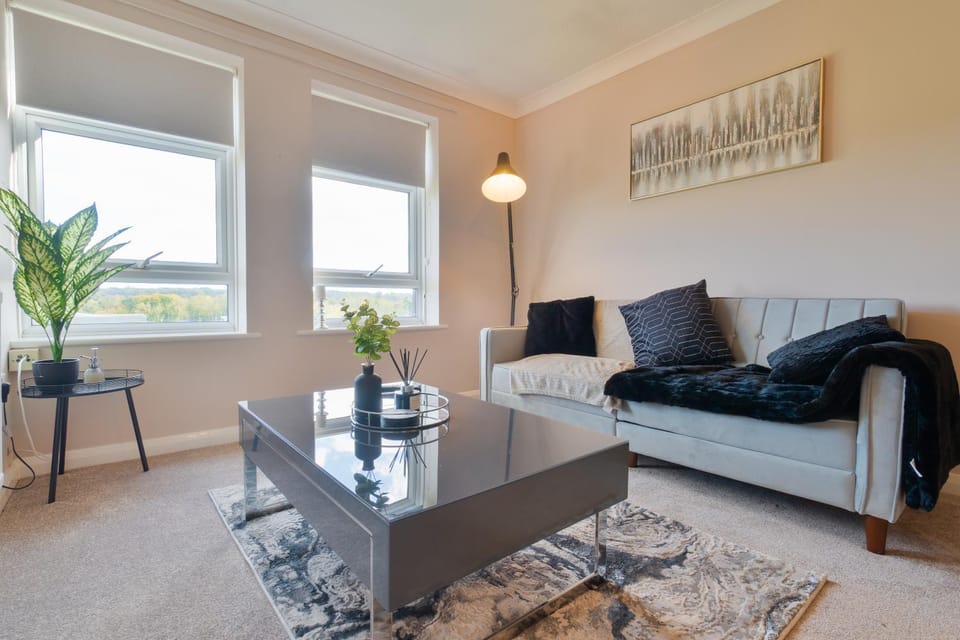 Bed, Living room, Photo of the whole room, Seating area