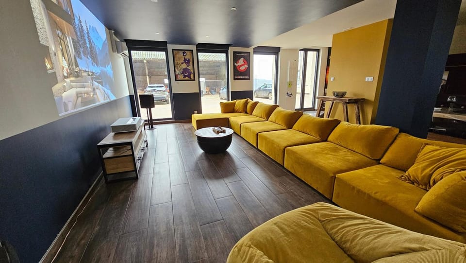 Communal lounge/ TV room, TV and multimedia, Living room, Seating area, Evening entertainment