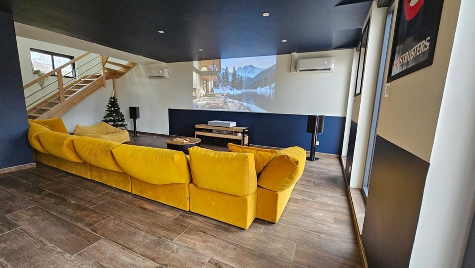 Communal lounge/ TV room, TV and multimedia, Living room, Seating area, Evening entertainment