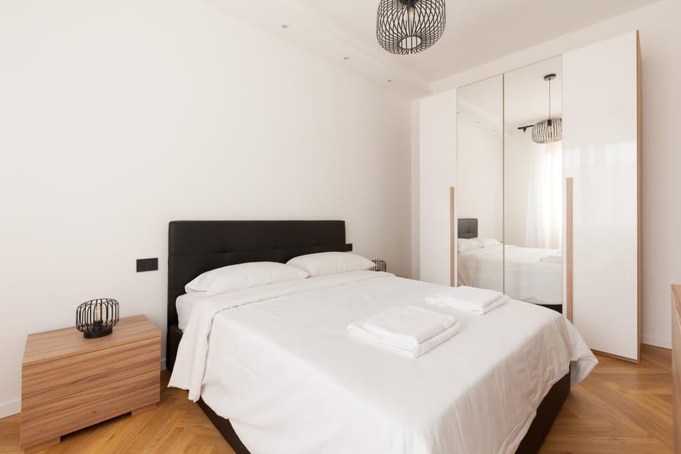Bed, Photo of the whole room, Bedroom, towels