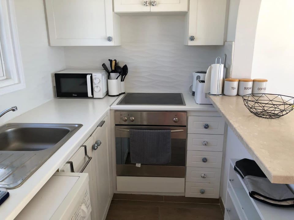 Coffee/tea facilities, Kitchen or kitchenette, stove, toaster
