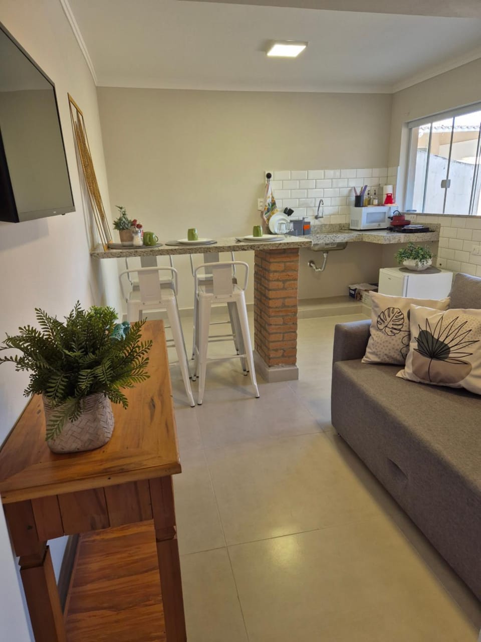 Kitchen or kitchenette, Living room, Seating area, Dining area, minibar, pet friendly