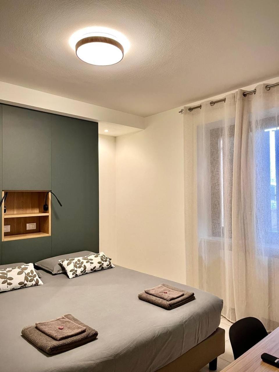 Bedroom, towels