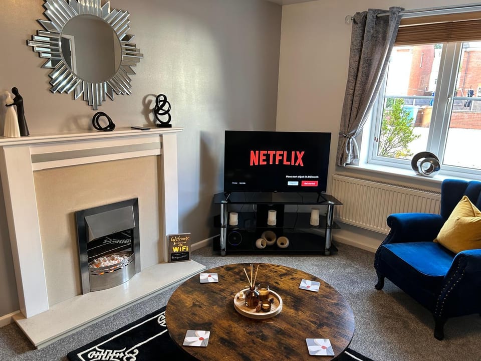 TV and multimedia, Living room, Seating area, Evening entertainment