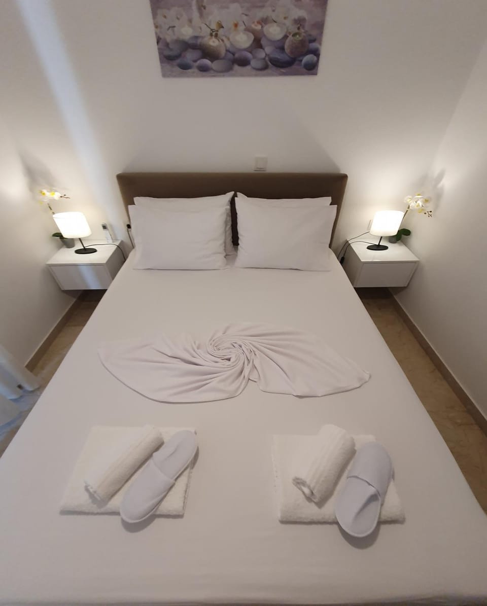 Bed, towels